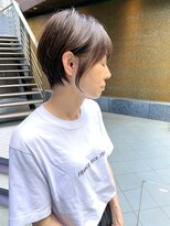 ミィ 表参道(mee.)&nbsp;【mee.】ハセガワヒトシ　グレージュ耳掛けショート