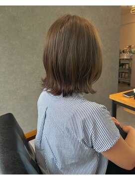 フー(feu) シナモンベージュ。