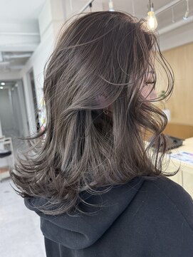 バベル アット フルリール 甲子園口(BABEL at fleurir) 透明感たっぷりのアッシュグレージュの顔まわりレイヤーカット