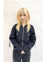 アナ ラーナ(Anna Lanna)&nbsp;ハッシュカット　ブロンドヘア　レイヤーカット　ハイレイヤー