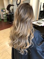 ケリーズグリーン(Kelly's Green)&nbsp;外国人風　ハイライト　ブリーチ　ベージュ　バレイヤージュ