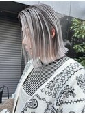 春のトレンド外国人風バレイヤージュとシルバーアッシュのボブ