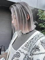 ヌエン 渋谷(NU/EN)&nbsp;冬のトレンド外国人風バレイヤージュとシルバーアッシュのボブ