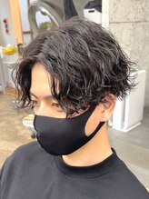 《*波巻きスパイラルパーマはセンターパートとの相性抜群*》清潔感のある印象で、ビジネスマンにも◎[秋田]