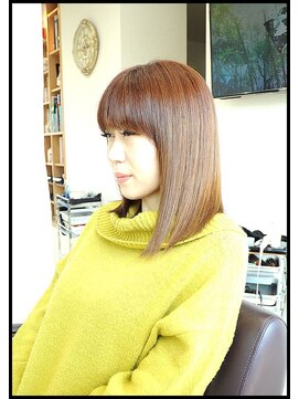 メタ(META) カット(セミロングのブツ切りスタイル)