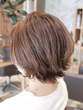 キャリ(CALI) 伸ばし中でも可愛く！外ハネショートCALI・田町・三田・美容室