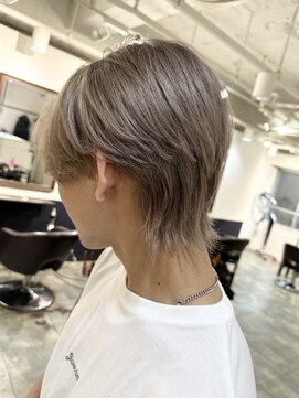 イリ 梅田(ili) 【kento限定カラー】センターパートウルフ/ホワイトベージュ