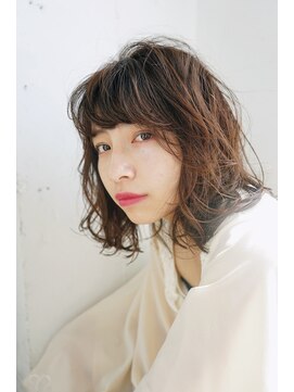 チェルシー 表参道 学生限定　ミディアムで肩にあたってハネるのを生かしたパーマ