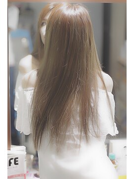 ソラ(sora) ダメージヘアにアクアモイスチャーストレートで美髪に！