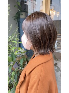 ニュイ(Nuii) ラフな大人外ハネボブ＆深めグレージュカラー