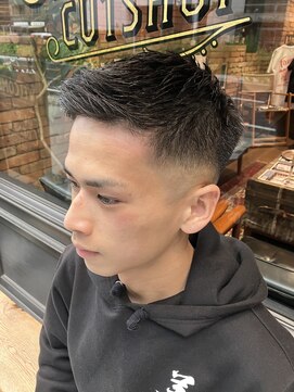 フォーコーナーズ(Four Corners) スキンフェード／フェザーアップ／クロップスタイル/