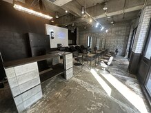 tattoo studio×barberの雰囲気を感じる事ができます。