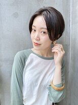 ローリー(Rowlly)&nbsp;- 長めの前髪の大人なショートヘア -