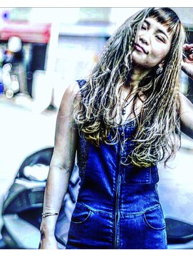 ソラ(sora) ハイトーンカラーとワッフルウェーブの攻めロング