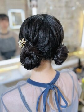 アトリエビューティーアミュ(atelier beauty AmU) 結婚式 二次会 お呼ばれ お団子ツイン×華やかアクセパールピン