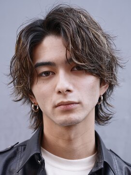 バイフィフス 原宿/表参道(by fifth) 原宿ツイストスパイラルパーマメンズカットセンターパートウルフ