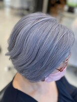ワーズ フウ(Words-fuu) 涼しげなグレーヘアスタイル　[saya]