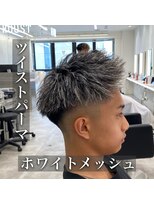 ルースト 西院店(ROOST)&nbsp;ツイストパーマ/ホワイトメッシュ/ツーブロック/フェード