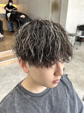 ラヴィズムバイフィフス(LUVISM by fifth) ツイストスパイラルパーマメンズメッシュハイライトカラー新潟