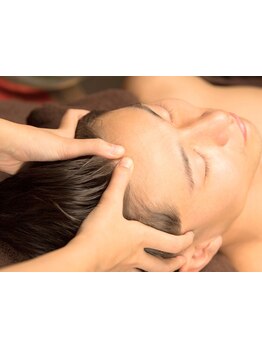 仕事やストレスで凝り固まった頭皮を丁寧にほぐし、髪の根元から健やかに整える本格ヘッドスパ！