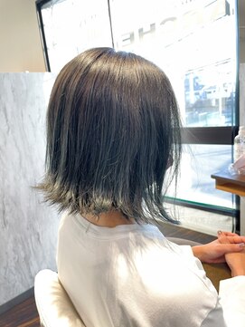 アトリエアルシュ(atelier ARCHE) グレイジュカラーの外ハネボブ