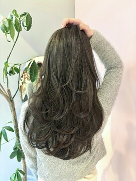 クム(kumu) ◎大人上品オリーブレイヤー×小顔くびれミディ