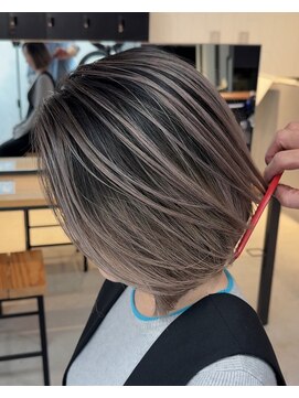 サロウィン 下北沢(SALOWIN) ナチュラルなグレージュのシャドールーツ