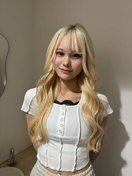 MONIQA 栄 ブリーチ/ダブルカラー/エクステ/レイヤーカットの写真/最高級プレミアムシールエクステで理想のロングヘアを実現。高品質で長持ちな仕上がりにこだわるなら当店へ