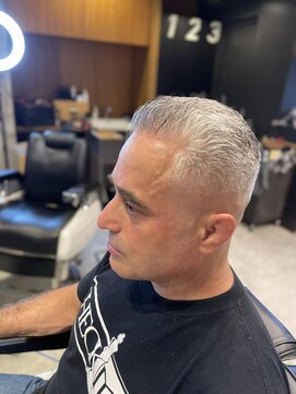 フランクスバーバー アンド ビアークラブ(FRANK'S BARBER and BEER CLUB) フェードカット