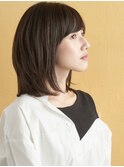 流れる前髪とひし形シルエットのミディアムヘア