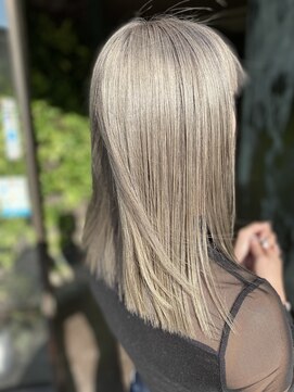 ミスグランディーヴィラス(Miss Grandee VILLAS) ブリーチダブルカラーハイライトホワイトブロンドくすみベージュ