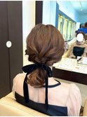 上品ローポニーアレンジ◎ベルベットリボンで品格アップ/結婚式