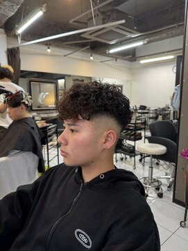 アイズ 海老名(AIZU) スペインカール　スパイラルパーマ　フェードカット　海老名