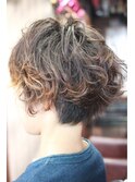 冬ファッションと合わせやすい立体感のあるショートパーマ