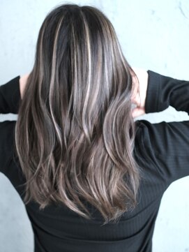 マリアナ(Mariana) ハイライトショートヘアレイヤーカットダブルカラー