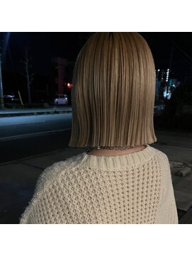 リトン(reton) ホワイトブロンド×切りっぱなしボブ