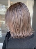 グレージュ切りっぱなしボブ前髪ありミニボブミルクティベージュ