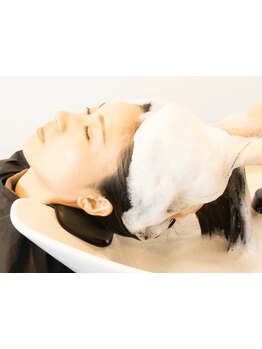 フルフラットのシャンプー台でゆったり頭皮ケア。日々の疲れを癒す、至福の時間をお過ごしください♪