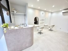 白とピンクを基調とした、明るく柔らかな雰囲気の店内です◎