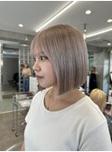 ヘーゼルグレージュミディアム顔まわりレイヤーボブ