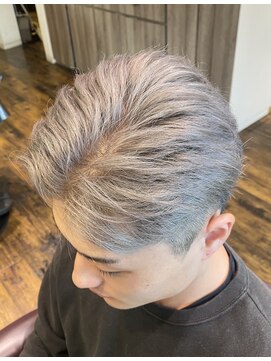 ロイヤルヘアー(ROYAL HAIR) 清潔感と個性を両立した大人のハイトーンカラー「シルバー系」