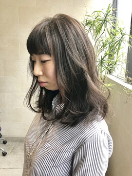 ゲン(gen.) ナチュラルセミロング×ベージュ系カラー
