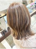 白髪ぼかしハイライトカラー×くびれミディアム