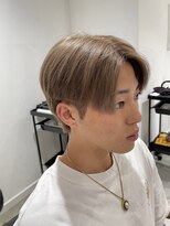 ハイトーンミルクティーベージュおしゃれショートセンターパート