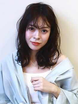 リビング(Living)の写真/大人女性にも、大人気のグレイカラーで大人の上品さを演出。髪のお悩みも改善してくれるサロン♪