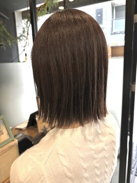 リノナ(Linona) やわらかミディアムワンカールパーマカーキグレージュ前髪錦糸町