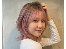 ケリーズグリーン(Kelly's Green)の雰囲気（透明感あふれるピンクベージュのウルフカット）
