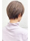 暗めカラーでも大人可愛く決まる　コンパクトショート