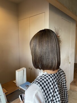 シー 岡崎(,SHE) 前髪/ウルフ/マチルダボブ/ピンクベージュ/インナーグレージュ