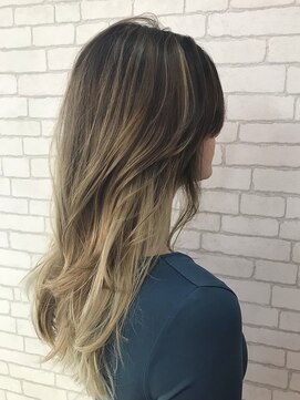 コワファースト 別府 風になびくブロンドグラデーション